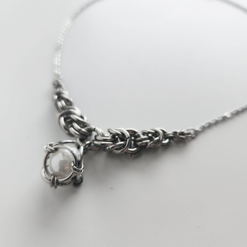 White pearl chainmaille choker necklace with a small silver chain - Picture 10 of 12